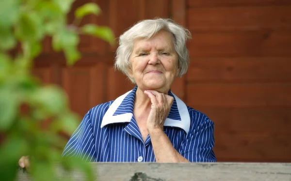 Seniorin träumt — Stockfoto