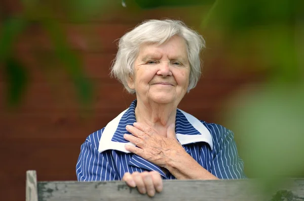 Seniorin träumt — Stockfoto