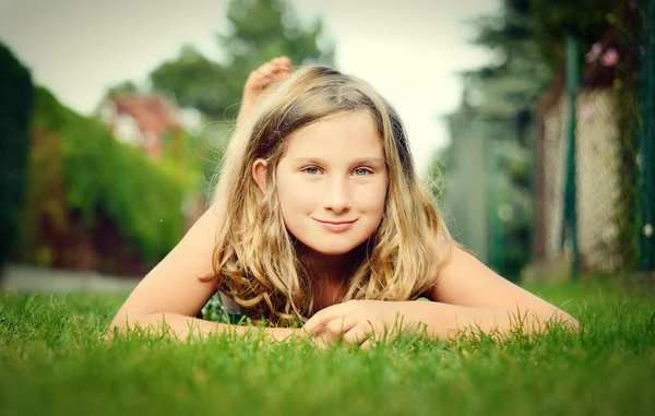 Mädchen liegt auf dem Gras. — Stockfoto