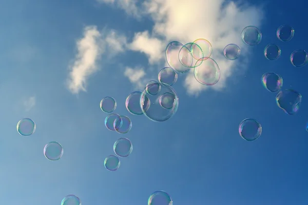 Mýdlové bubliny na pozadí oblohy — Stock fotografie