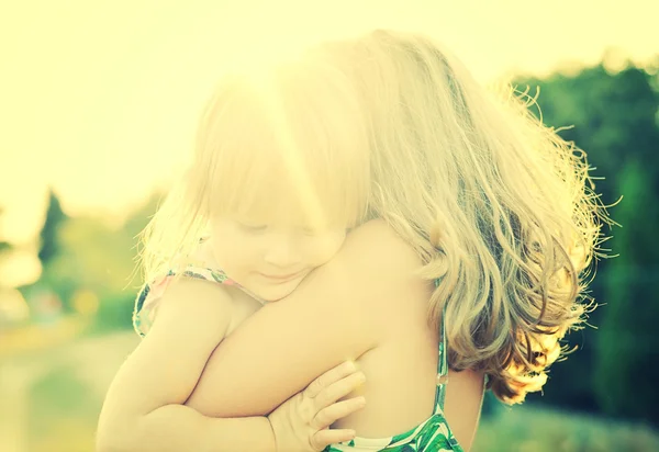 Two sisters Cuddle up together. — Stock Photo, Image