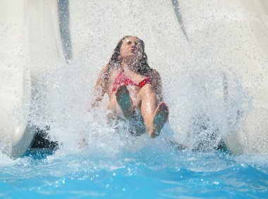 Kız su slayt üzerinde sürme