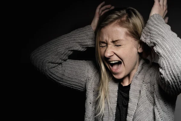 Jonge schreeuwende vrouw — Stockfoto