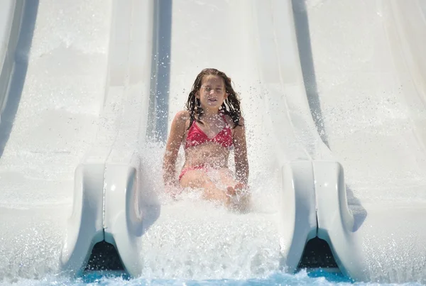 Kız su slayt üzerinde sürme — Stok fotoğraf