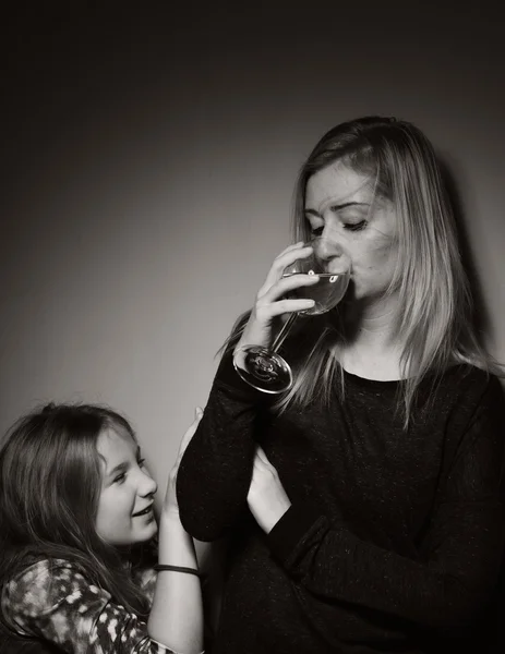 Matka pyta dziecko do picia stopp — Zdjęcie stockowe