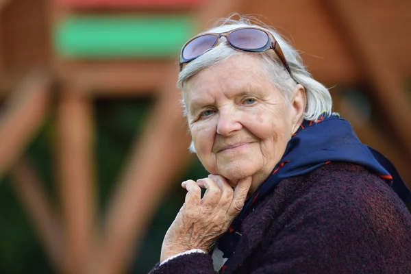 Старшая женщина улыбается — стоковое фото