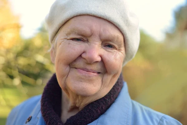 Senior kvinde smilende - Stock-foto