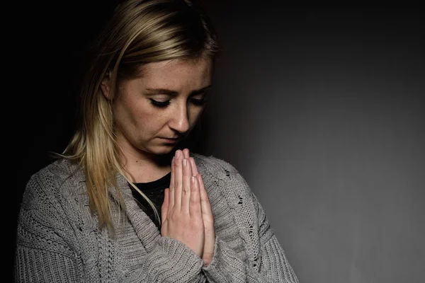 Szomorú nő imádkozott — Stock Fotó