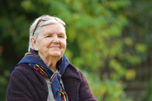 Старшая женщина улыбается — стоковое фото