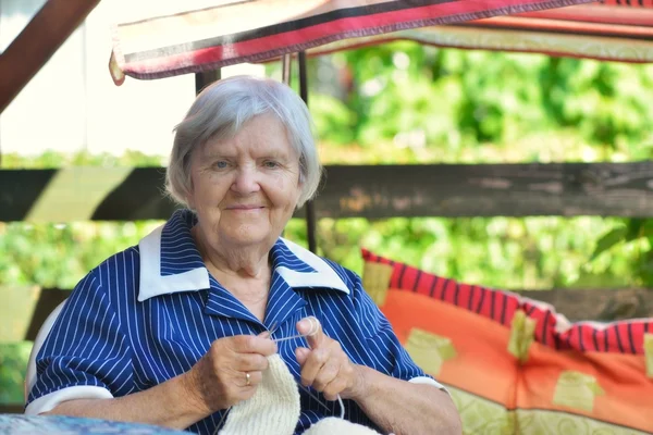 Glückliche Frau beim Handstricken. — Stockfoto