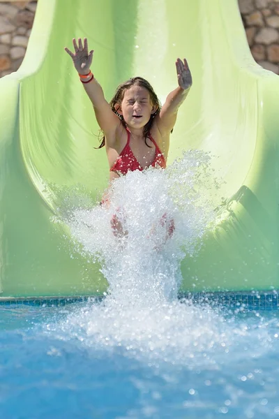 Kız su slayt üzerinde sürme — Stok fotoğraf