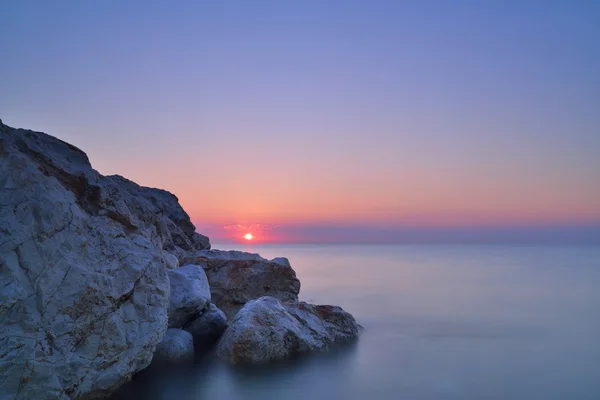 Salida del sol sobre el mar con rocas . —  Fotos de Stock