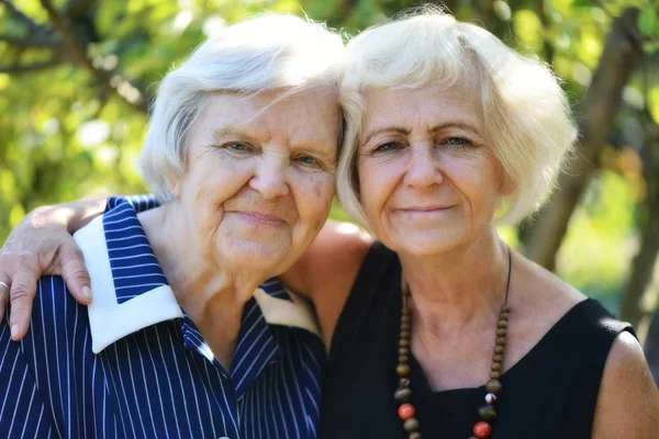 Senior och äldre kvinnor poserar — Stockfoto