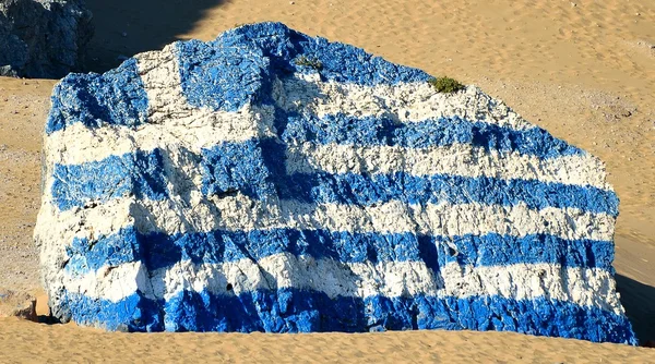 Грецький прапор на скелі. — стокове фото