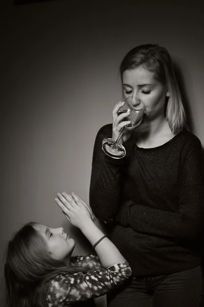 Ребенок просит мать бросить пить — стоковое фото