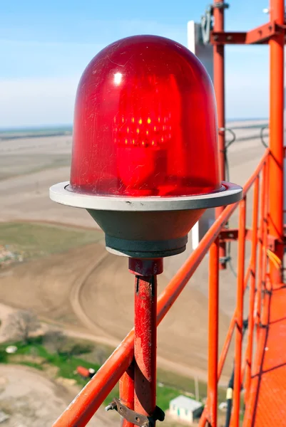 Rode lantaarn Com gemonteerd op hoge objecten — Stockfoto