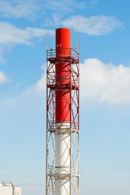 Mavi gökyüzü arka plan üzerinde yüksek baca