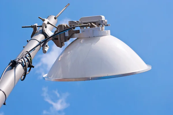 Station de base cellulaire d'antenne contre le ciel bleu — Photo