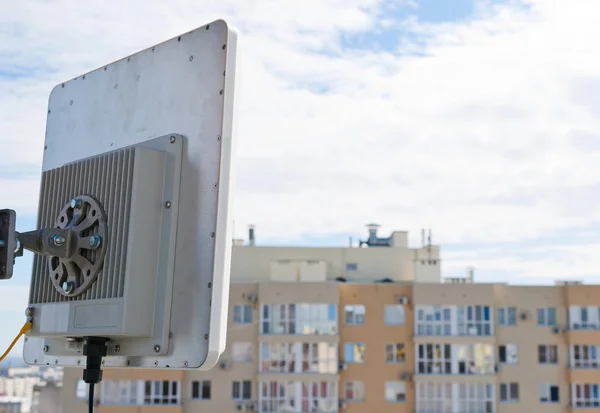 Station de base cellulaire d'antenne dans la ville — Photo