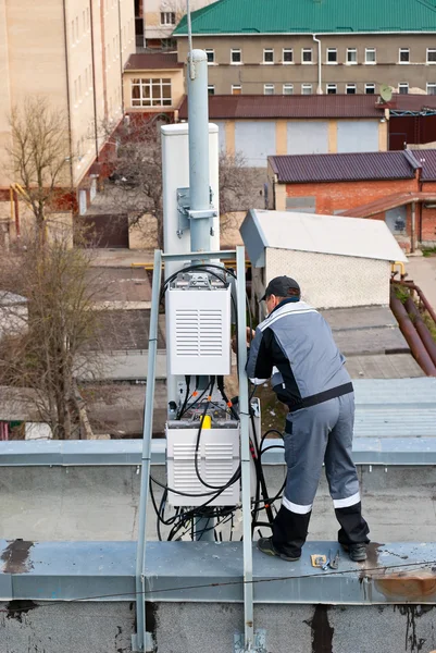 Master repairing cellular base stations at a height — Stock Photo, Image