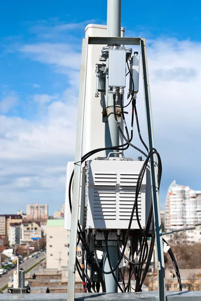 Station de base cellulaire d'antenne dans la ville — Photo