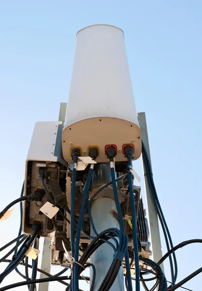 Estación base celular de antena contra el cielo azul — Foto de Stock