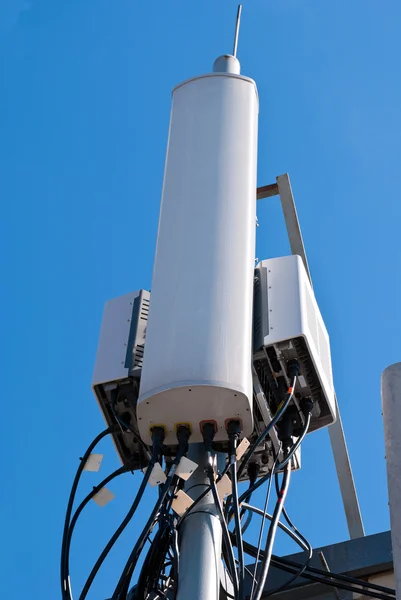 Антенная базовая станция сотовой связи на фоне голубого неба — стоковое фото