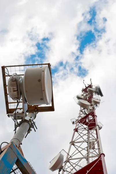 Station de base cellulaire d'antenne contre le ciel bleu — Photo