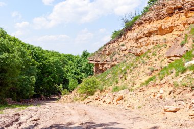 toprak yol orman ve dağlar aracılığıyla önde gelen
