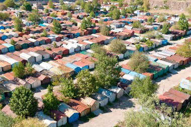 bir yerleşim bölgesinde şehrin kooperatif garajda