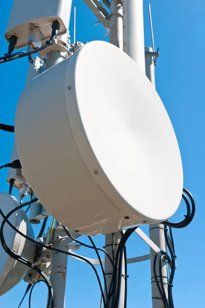 Antena estação base celular contra o céu azul — Fotografia de Stock