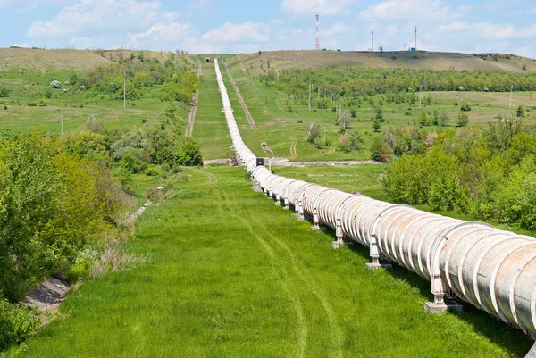 Grand tuyau métallique conçu pour le système d'irrigation — Photo