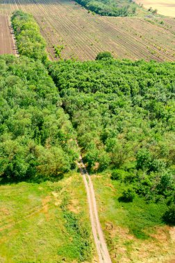Kırsal toprak yol, büyük bir yükseklikten görünümü