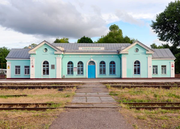 A velha estação ferroviária contra o céu azul — Fotografia de Stock