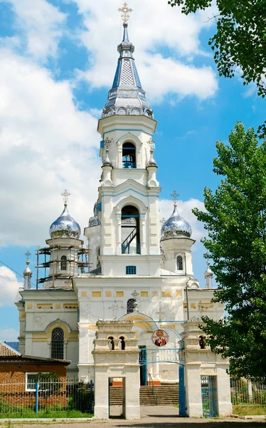 Hermosa iglesia ortodoxa contra el cielo azul — Foto de Stock