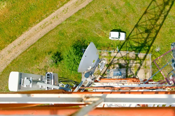 携帯電話アンテナ、偉大な高さからの眺め — ストック写真