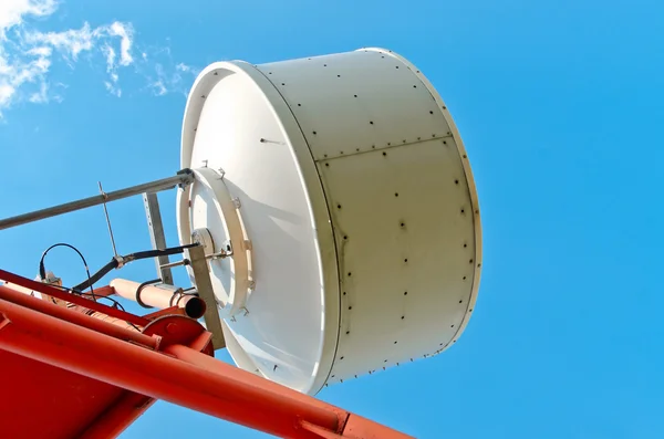 Station de base cellulaire d'antenne contre le ciel bleu — Photo