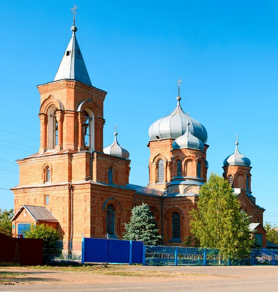 Hermosa iglesia ortodoxa contra el cielo azul — Foto de Stock