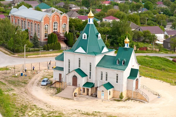 Православные и католические церкви в том же районе — стоковое фото