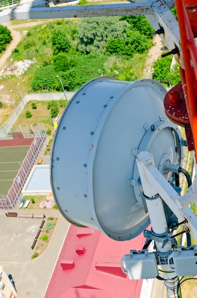 Antena estação base celular contra o céu azul — Fotografia de Stock