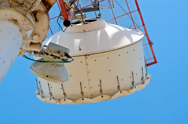 Station de base cellulaire d'antenne contre le ciel bleu — Photo