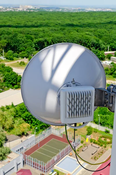 Station de base cellulaire d'antenne contre le ciel bleu — Photo