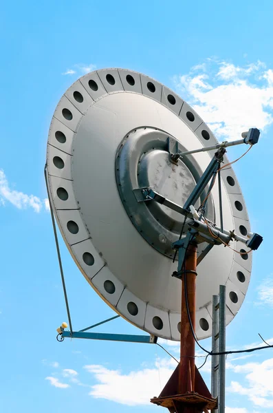 Old satellite dish on blue sky background — Φωτογραφία Αρχείου