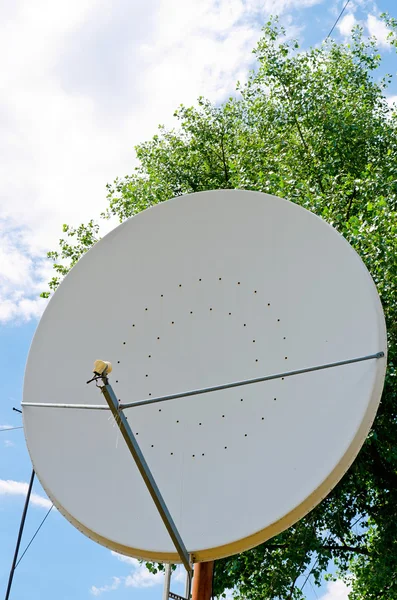 Old satellite dish on blue sky background — Stock fotografie