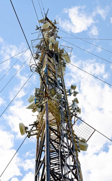 Mastro alto com muitas antenas celulares — Fotografia de Stock