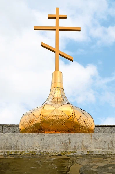 The dome of the Orthodox cross on a blue sky background — Stock Photo, Image