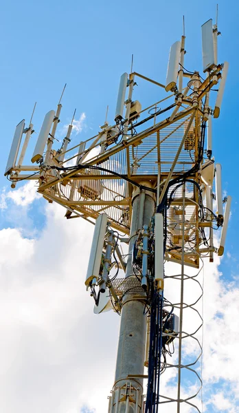 Antenas celulares, a vista de uma grande altura — Fotografia de Stock