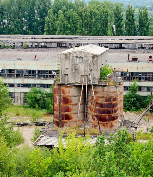 Oude verlaten industrieel complex in de zomer — Stockfoto