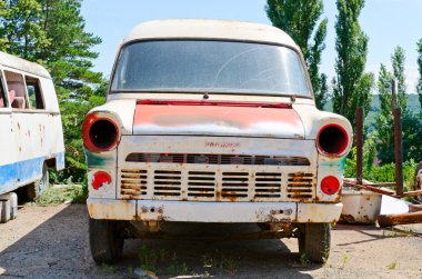 Park yerinde paslı eski van
