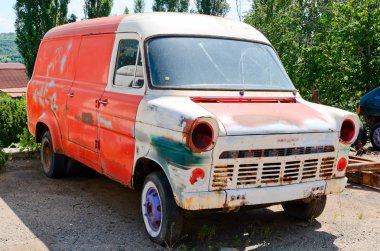 Park yerinde paslı eski van